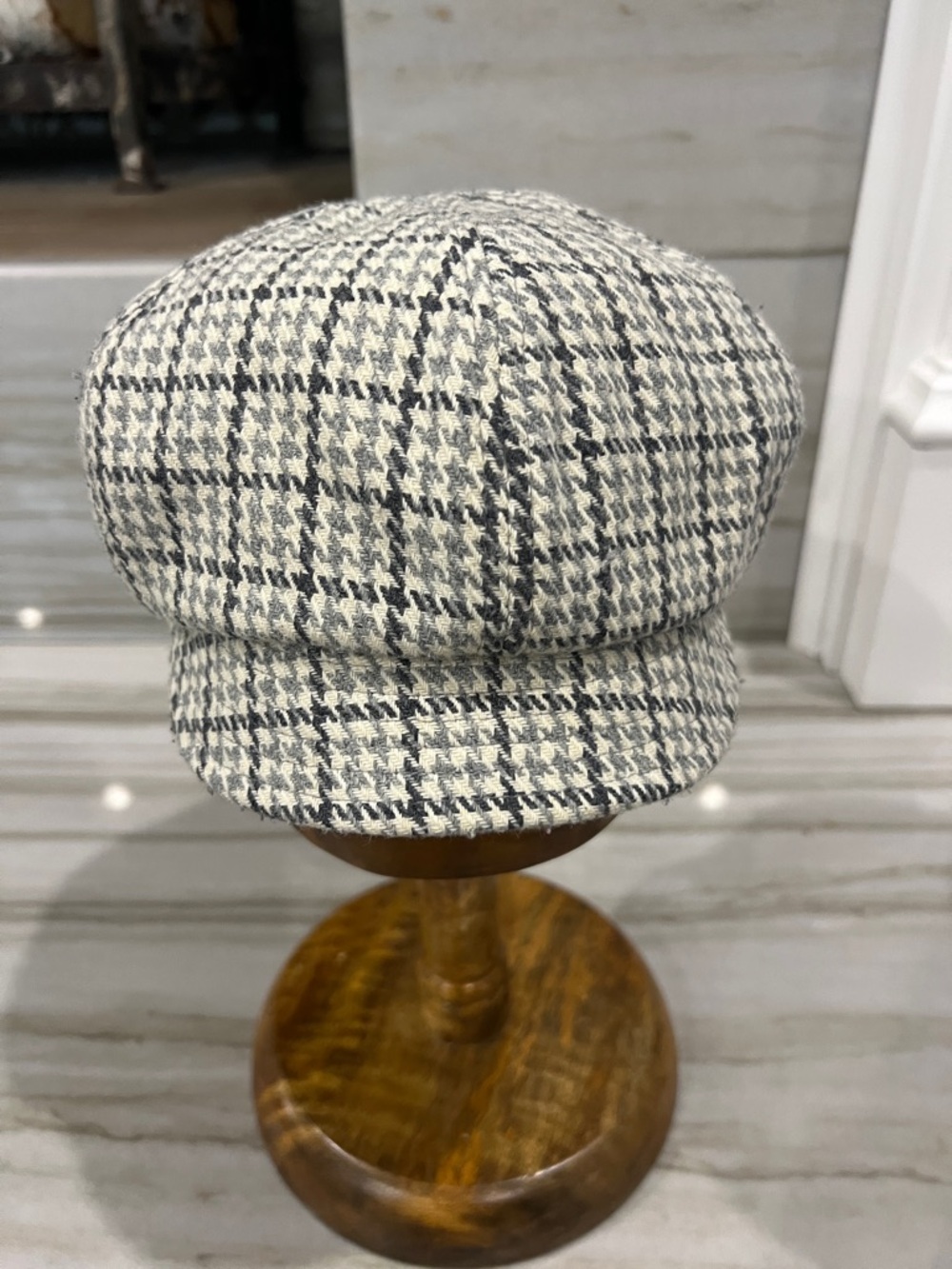 GAP Women's Houndstooth Newsboy Cap in Cream and Black